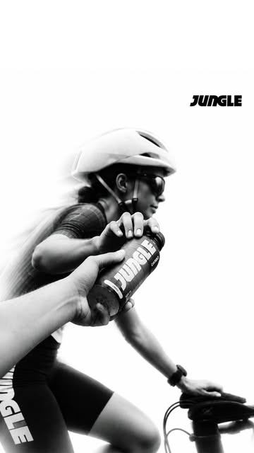 Capa de Reel da Jungle com bicicleta, capacete e elementos gráficos.