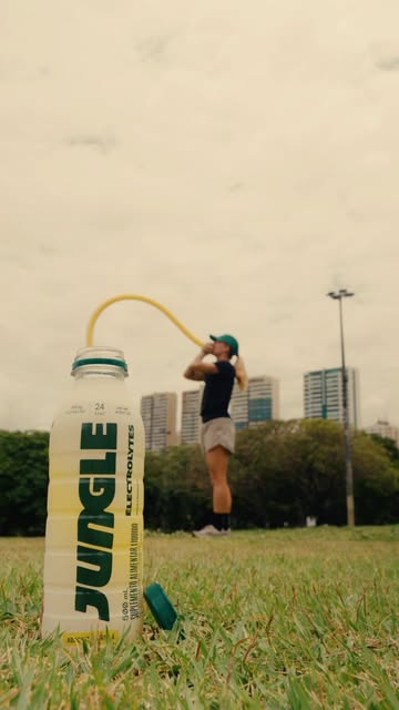 Capa de Reel em colaboração com Maria Dias, com garrafa e elementos de esporte.